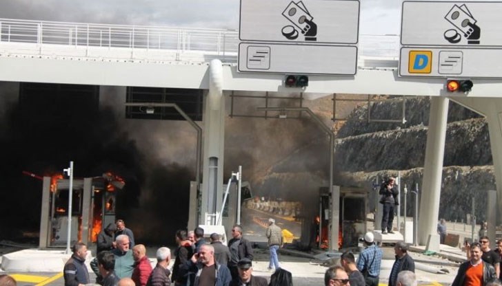 При сблъсъците са ранени най-малко 20 души, сред тях и петима полицаи При сблъсъците са ранени най-малко 20 души, сред тях и петима полицаи