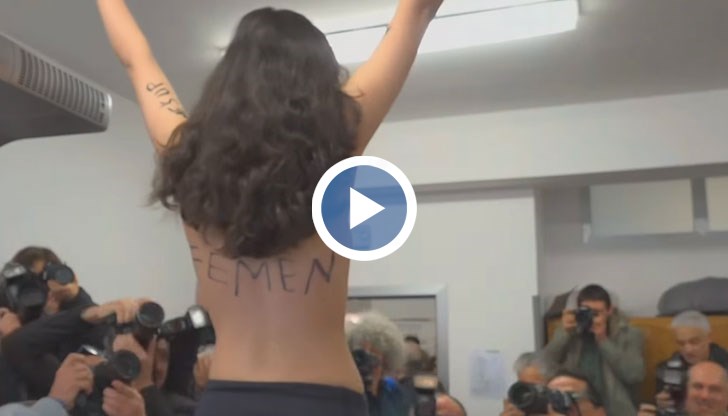 Активистка на движението "Фемен" оголи гърдите си в избирателна секция