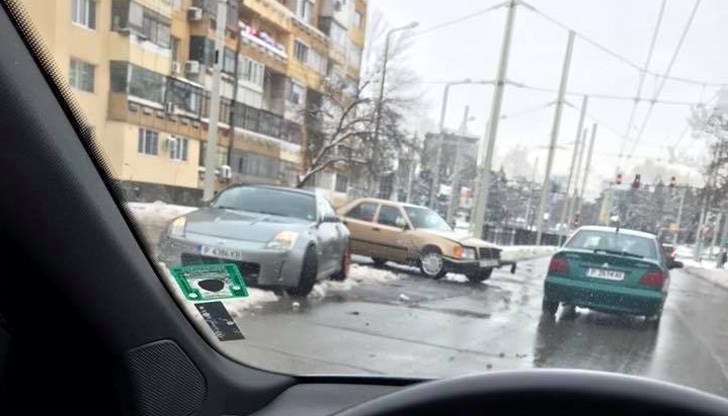 По първоначална информация са се сблъскали два автомобила - Мерцедес и Нисан