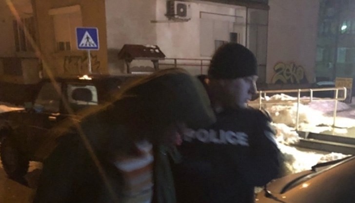 За секунди пред банката почерняло от полиция