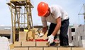 Фирми търсят строители на половин работен ден