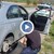 Полицай смени гума на закъсали на пътя момичета