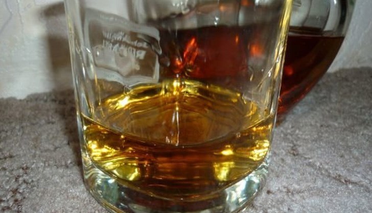 Миряните скандират "Алелуя" и се черпят с алкохол