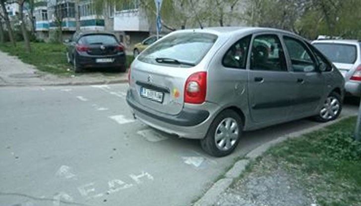 Автомобили са се настанили удобно върху пешеходна пътека на улица "Доростол"