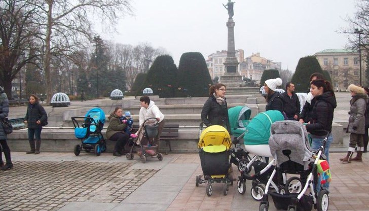 Право да участват имат родители на деца до 5 години, които не са записани в детски заведения Право да участват имат родители на деца до 5 години, които не са записани в детски заведения