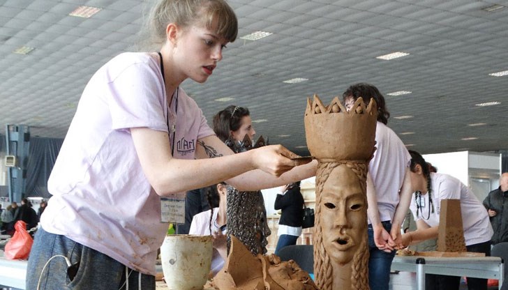 Учениците от ПГСАГ „Пеньо Пенев“ грабнаха златна купа в Националното състезание „Най-добър млад керамик“