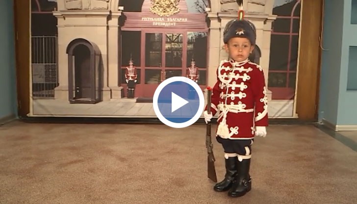 Най-малкият гвардеец у нас се превърна в истинска сензация на 3-ти март