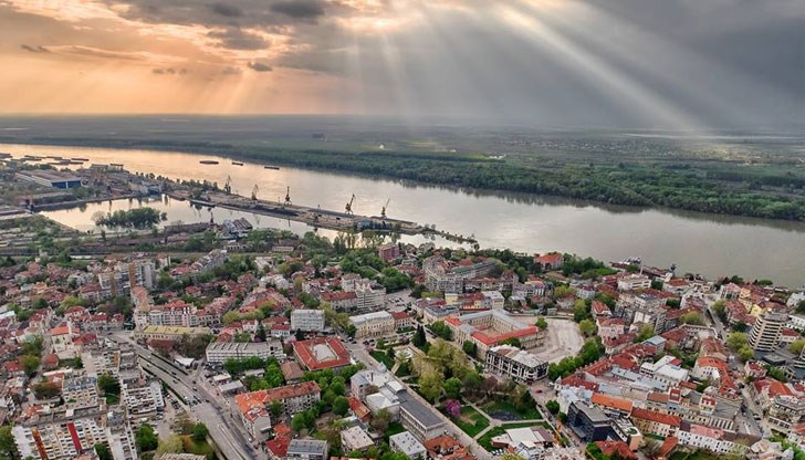 Русенецът споделя: Светът от горе изглежда подреден, по-лесен за разбиране, дори по-чист и спретнат Русенецът споделя: Светът от горе изглежда подреден, по-лесен за разбиране, дори по-чист и спретнат