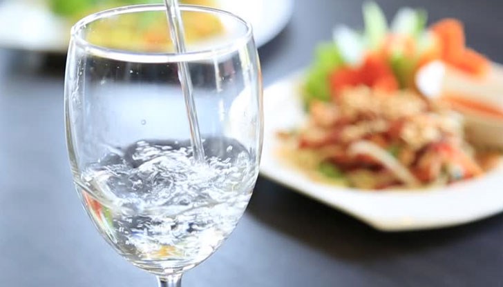 Какво се случва с храната и водата в стомаха?