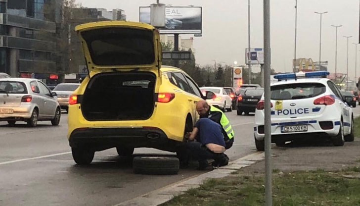 Много благодаря на полицая, който спря движението да мога да отбия за да сменя гумата!