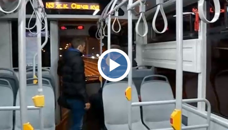 Навръх Великден десетки хора със свещи в ръце избраха да се приберат след църква с чисто новите нощни линии на градския транспорт