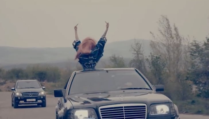 Секссцените са менте, твърди бащата на певицата