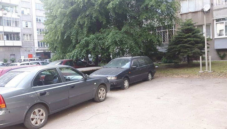 Разбираемо е, че в града паркоместата не стигат, но и за нашите деца искаме обезопасена площ с развлечения и необходими съоръжения