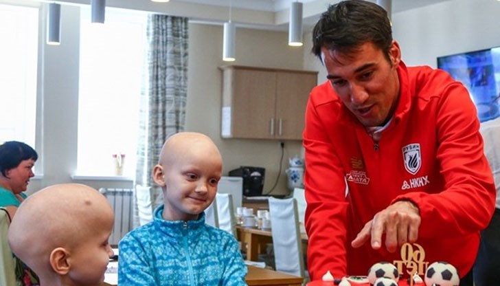 Капитанът на българския национален отбор занесе торта и много дарове за децата