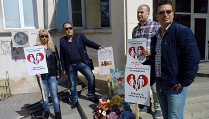 В момента се губи връзката баща - дете при разделени родители В момента се губи връзката баща - дете при разделени родители