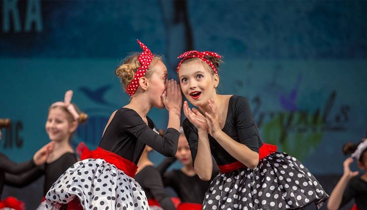 Танцуващата река събра 500 участници, които изпълниха 140 танца