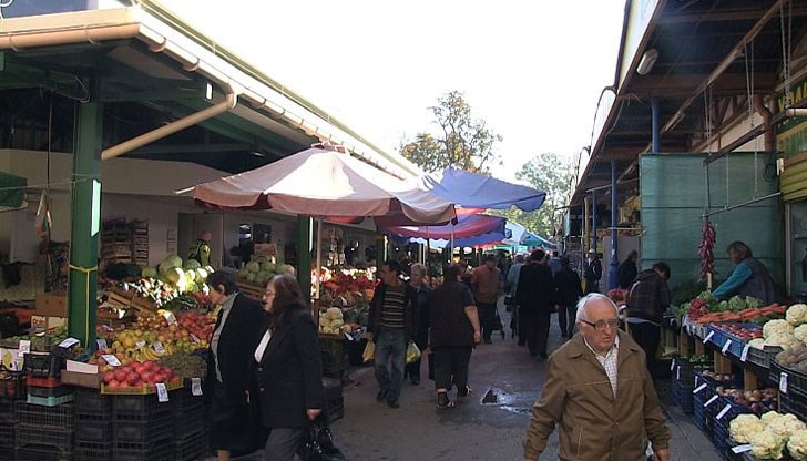 Граждани задържаха млада жена в момент на кражба от тараба на Централния кооперативен пазар Граждани задържаха млада жена в момент на кражба от тараба на Централния кооперативен пазар