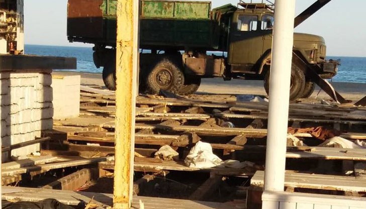 Кръчмите, разположени на брега в северната част на плажната ивица, вече са съборени