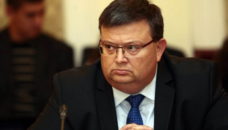 В пакета е намерена кукла, омотана с кабели, контакти и щепсели