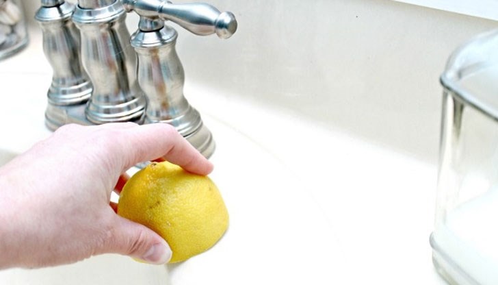 С помощта на лимона можете да почистите различни повърхности у дома, да изперете и избелите дрехите си, да ароматизирате жилището, да дезинфекцирате