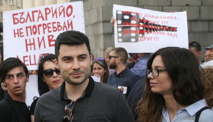 Пред нас в момента има мъгла, в която се случва нещо Пред нас в момента има мъгла, в която се случва нещо