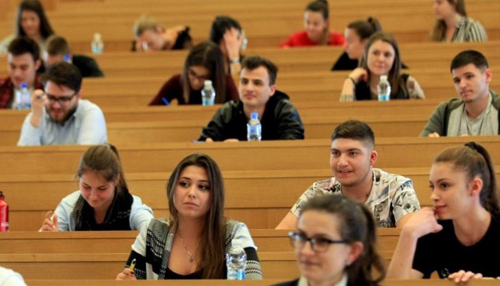 Младите българи с висока квалификация желаят по-добра работа в чужбина
