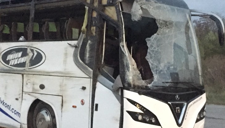 Автобусът е изтеглен в една от отбивките на аутобана край Ихтиман