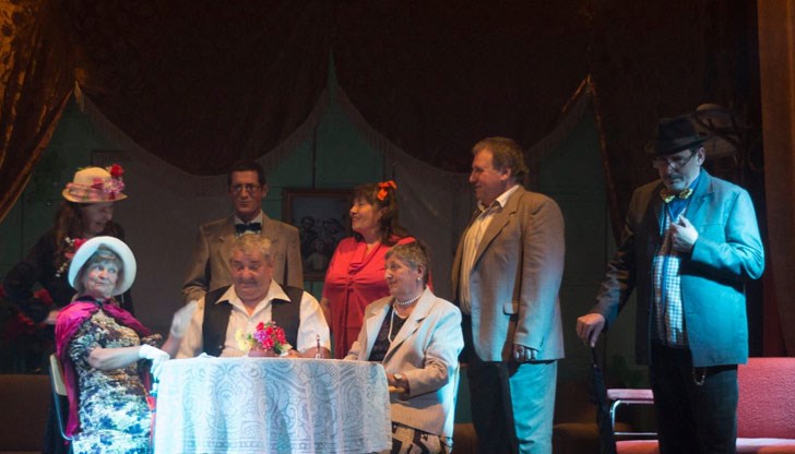 Салонът на читалището се оказа тесен, за да побере желаещите да присъстват на премиерата