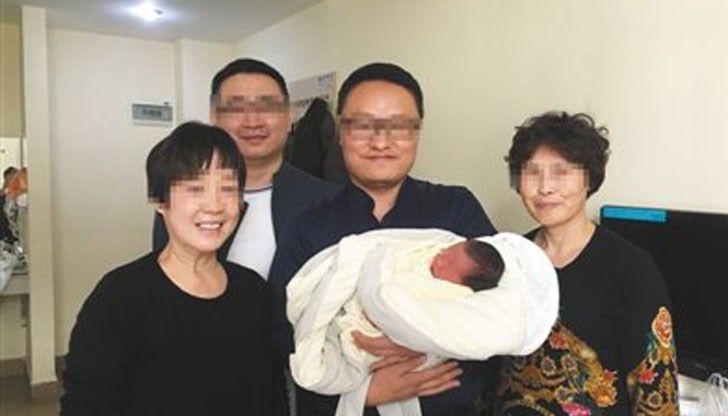 Момчето се родило през декември от сурогатна майка