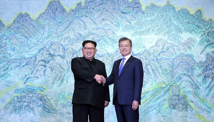 Ким Чен-ун и Мун Дже-ин са първите ръководители на двете държави, които разговарят от повече от 10 години