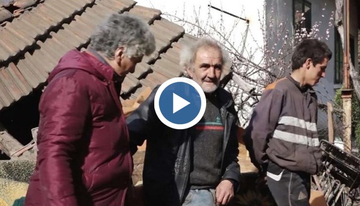 В момента пострадалите спят в каруца и пазят останалите си вещи