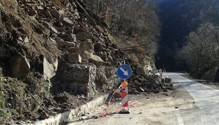 Движението става в едната лента в посока към светата обител