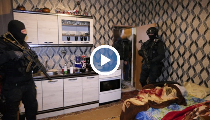 Задържаха 12 души