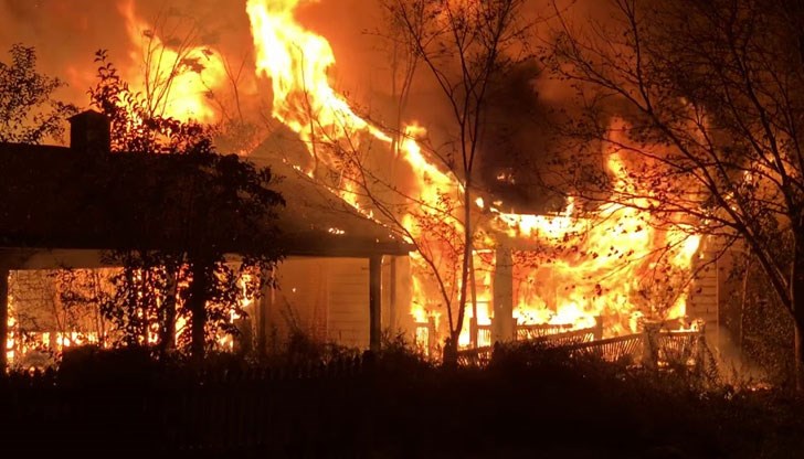 Огнеборците успяват да спасят къщи, но постройки към тях са изгорели напълно / Снимката е илюстративна
