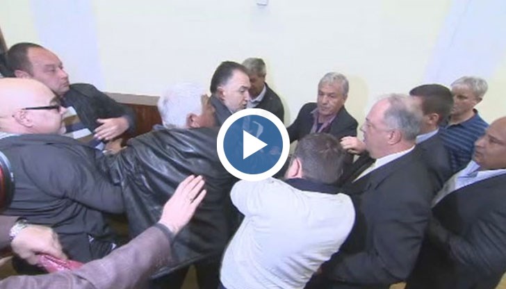 В скандал и ръкопашни схватки прерасна драматичното заседание на Националния съвет на СДС в „Красно село”