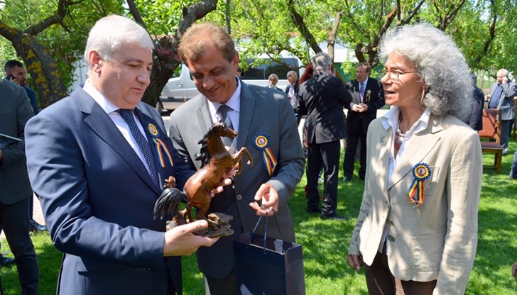 Г-н Иванов подари на кмета статуетка с фигура на кон