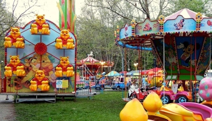 Предвидени са 20 детски атракциона и 12 вида забавления за големи, както и 8 люлки за тийнейджъри Предвидени са 20 детски атракциона и 12 вида забавления за големи, както и 8 люлки за тийнейджъри