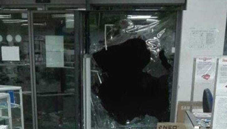 Крадците са влезли в магазина, след като са счупили стъклото на входната врата