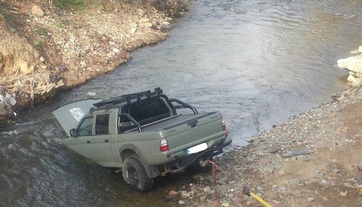 Брегът на реката се срутва и повлича автомобила