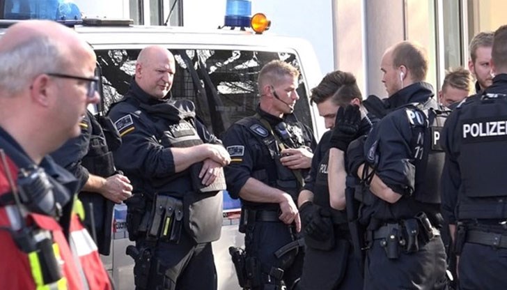 По последни данни най-малко четирима са загинали, включително и шофьорът на превозното средство