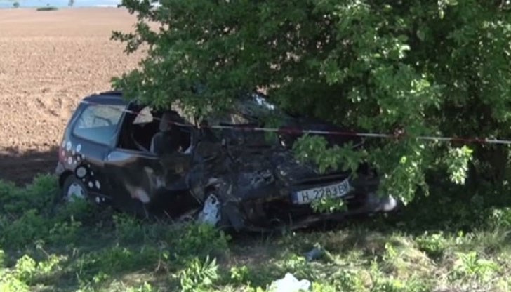 Удрят се челно "Рено" и микробус, още 6 души са ранени