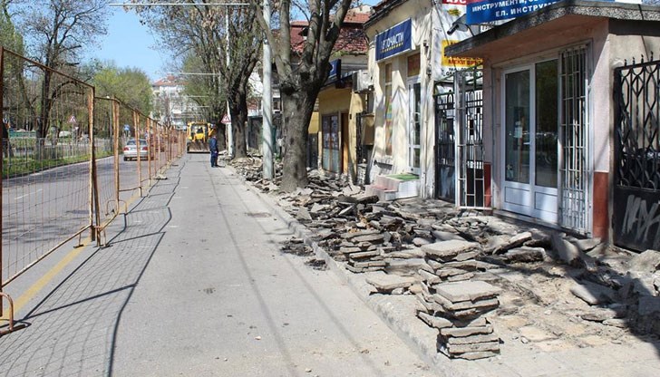 В момента се обновява тротоара на бул. „Цар Освободител“, в участъка от Кръговото кръстовище по посока Градските хали