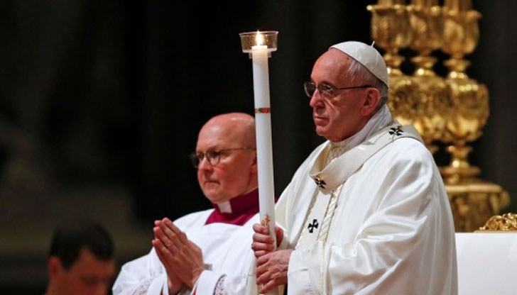 Папа Франциск кръсти в християнската вяра мигрант герой