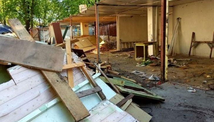 Започна събарянето на последните останали стари сгради