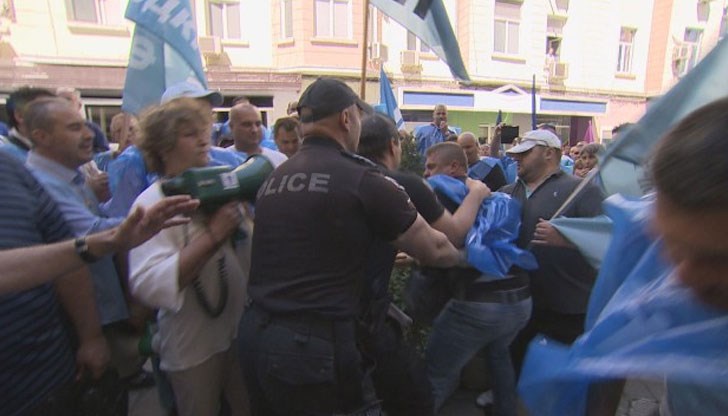 Напрежението се покачи, когато протестиращ поиска да изсипе чувал с въглища пред Министерството на енергетиката