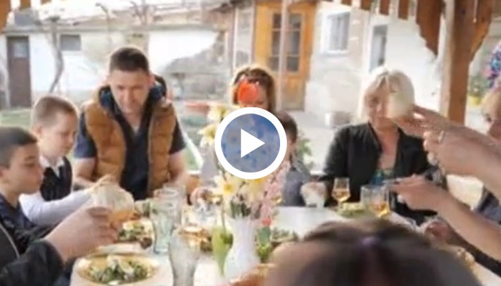 Празничната атмосфера не е само в отрупаната трапеза, тя е и споделената с приятели радост