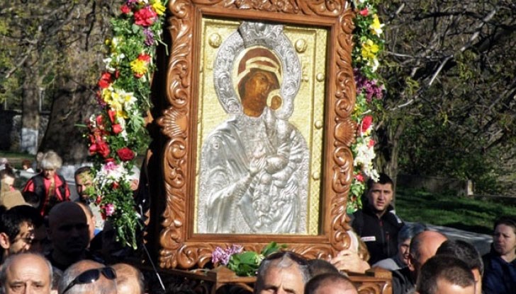 В манастира пристигат хора от цялата страна, които поставят цвете и дар пред лика на Богородица с молитва към нея