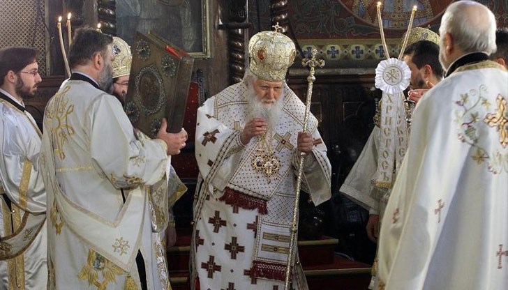 Патриархът поздрави вярващите пред храма "Св. Неделя" с думите "Христос Воскресе"
