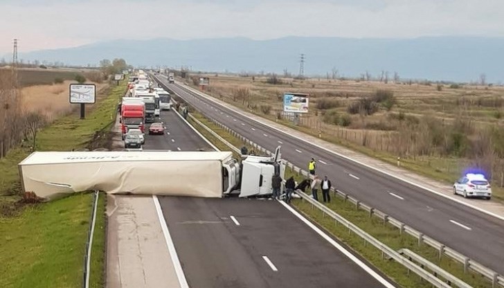 Трафикът се осъществява по обходен маршрут