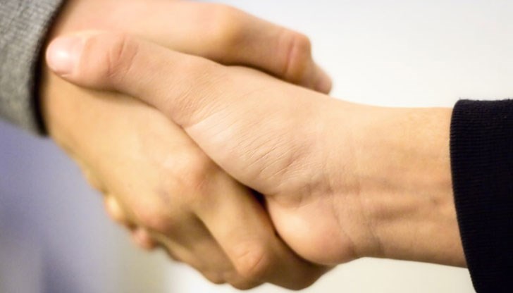 Съществува пряка зависимост между мускулната сила при здрависването и доброто здраве на мозъка